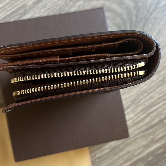 Louis Vuitton compact wallet. - Picture 4 of 13